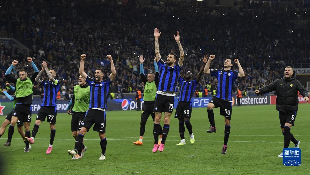 美因茨2-1逆转佛罗伦萨，李在城补时绝杀，霍勒巴赫破门