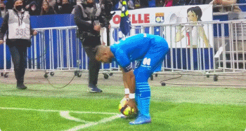 伯恩利主帅：布罗亚有望周末复出，对阵切尔西将会非常艰难（伯恩利主帅称布罗亚有望本周末复出，迎战切尔西将是一场硬仗）