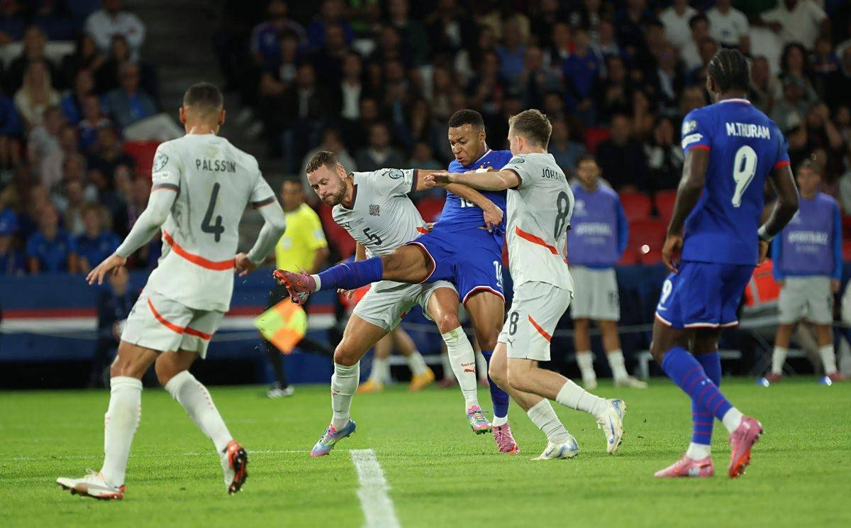 小卡上半场火力全开，高效得分展现惊人状态（小卡半场火力爆表，高效得分尽显超强状态）