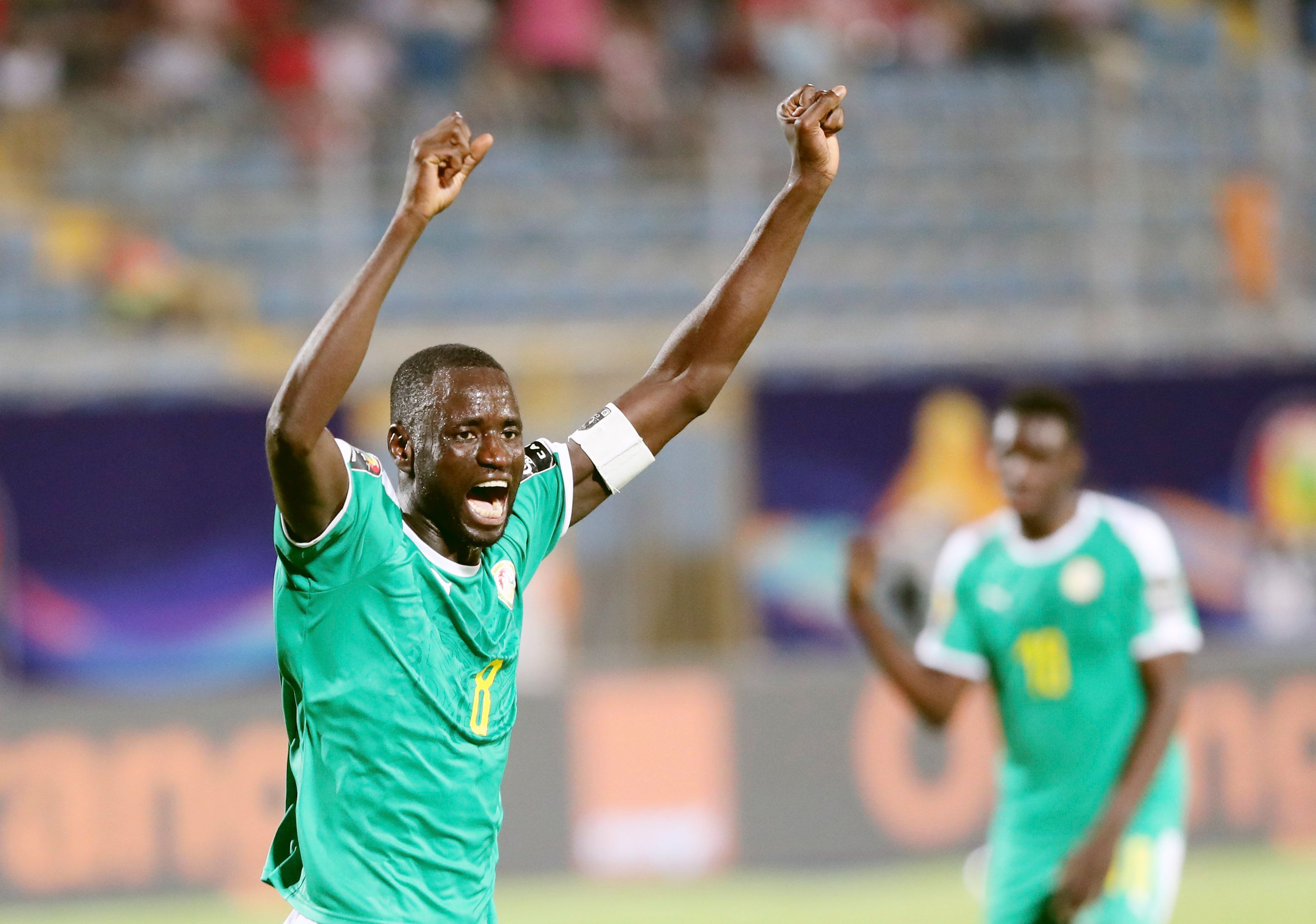 玉昆外援奥斯卡在老家开车时车辆突然起火，好在人没事