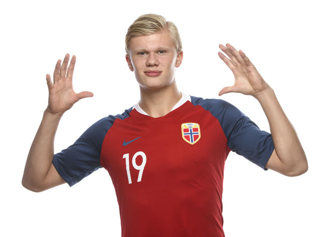 吴少聪女友晒足协杯冠军奖牌：男朋友带的苏州特产