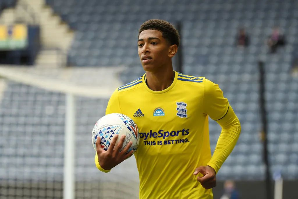 法甲战报：格林伍德双响、奥巴梅杨传射，马赛5-1尼斯登顶（法甲快讯：格林伍德梅开二度，奥巴梅杨传射建功，马赛5-1大胜尼斯升至榜首）