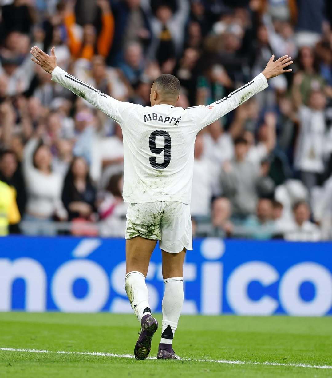 足球意甲射手榜竞争激烈，三人同进12球并列领跑