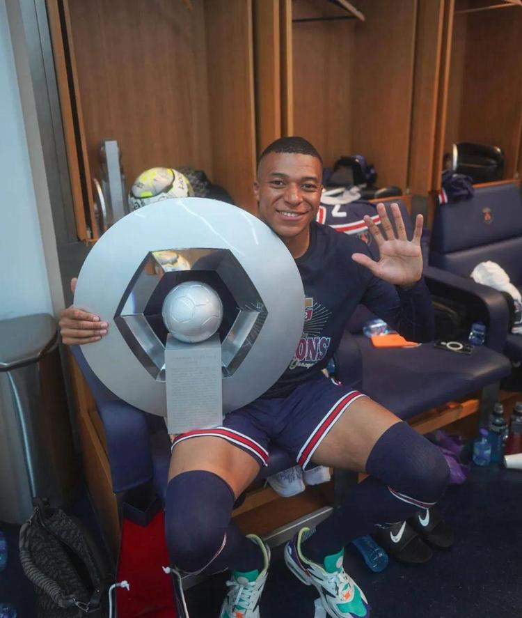 图赫尔：会找阿诺德聊聊，不过夸安萨目前竞争右后卫稍微领先