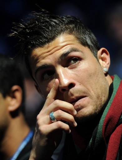 足坛悲喜夜！拜仁曼城齐齐绝杀意甲西甲榜首易主巴萨31超皇马（足坛起伏之夜：拜仁曼城读秒绝杀，意甲西甲榜首更迭，巴萨3-1反超皇马）