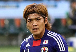 内线生猛！达卡里·约翰逊连续内线强打2+1 开场连砍8分！（内线碾压！达卡里·约翰逊开局连拿8分，连续打成2+1）